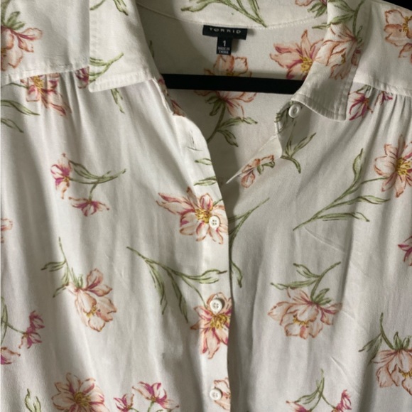Torrid Cream & Floral Blouse Sz 1.#11773230 cinched back hem. - Picture 2 of 8